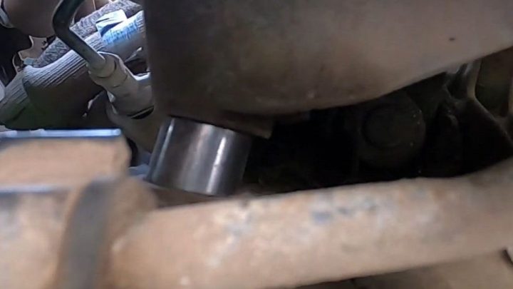 Dacia Duster – obniżenie silnika za pomocą tulejek